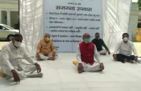'सजगता उपवास' पर बैठे विजय गोयल, कहा- कोरोना के खिलाफ लड़ाई में